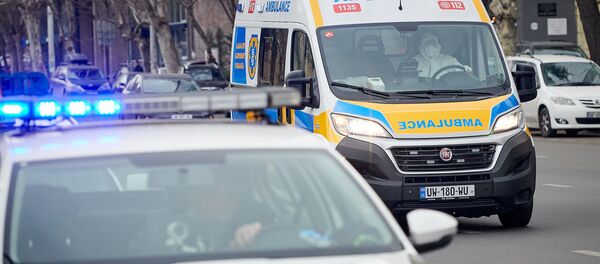 Бригада Скорой медицинской помощи 112 доставляет больных коронавирусом в инфекционную больницу - Sputnik Грузия