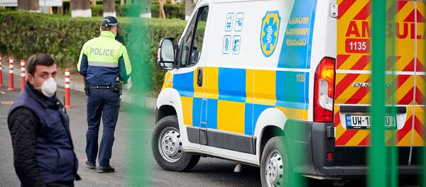 Бригада Скорой медицинской помощи 112 доставляет больных коронавирусом в инфекционную больницу - Sputnik Грузия