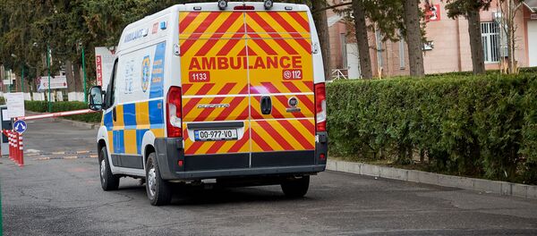 Бригада Скорой медицинской помощи 112 доставляет больных коронавирусом в инфекционную больницу - Sputnik Грузия