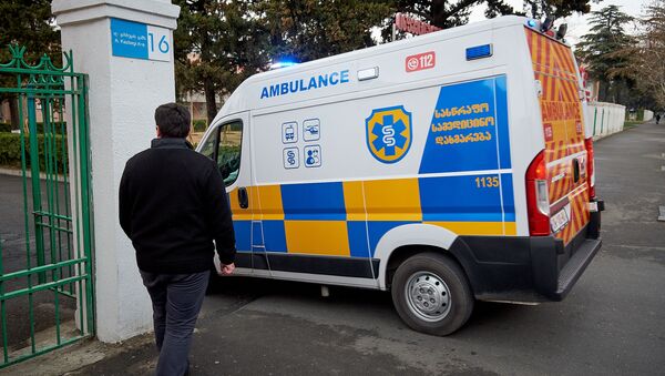 Бригада Скорой медицинской помощи 112 доставляет больных коронавирусом в инфекционную больницу - Sputnik Грузия