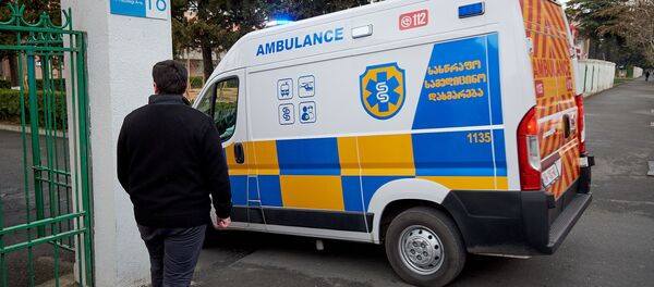 Бригада Скорой медицинской помощи 112 доставляет больных коронавирусом в инфекционную больницу - Sputnik Грузия