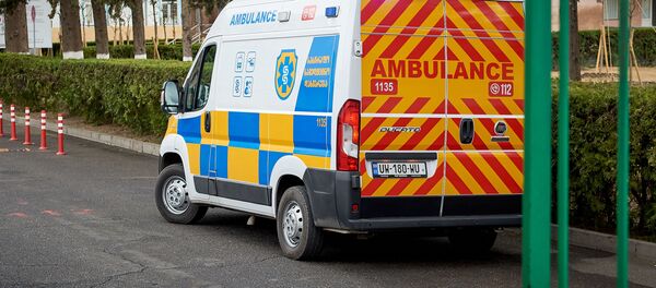 Бригада Скорой медицинской помощи 112 доставляет больных коронавирусом в инфекционную больницу - Sputnik Грузия