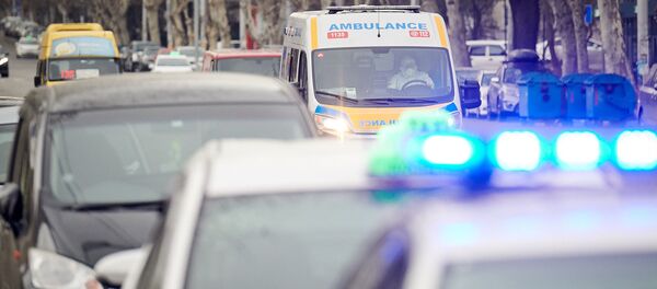 Бригада Скорой медицинской помощи 112 доставляет больных коронавирусом в инфекционную больницу Бригада Скорой медицинской помощи 112 доставляет больных коронавирусом в инфекционную больницу - Sputnik Грузия