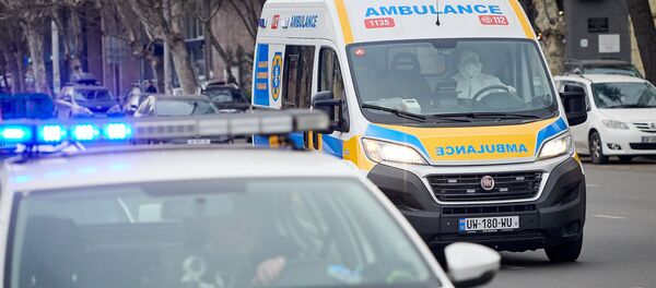 Бригада Скорой медицинской помощи 112 доставляет больных коронавирусом в инфекционную больницу Бригада Скорой медицинской помощи 112 доставляет больных коронавирусом в инфекционную больницу - Sputnik Грузия