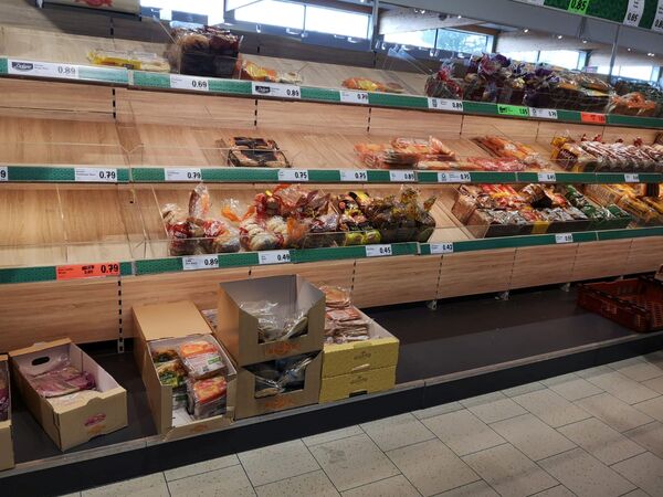 Пустой прилавок в супермаркете в Лурган - Sputnik Грузия