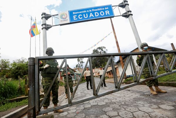 Вооруженные солдаты Эквадора на КПП на границе с Колумбией в Туфино. Правительство Эквадора объявило о закрытии своих границ с воскресенья для всех иностранных путешественников из-за распространения коронавируса COVID-19 - Sputnik Грузия