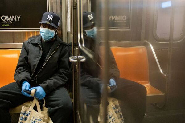 Мужчина в защитной маске едет в метро в районе Бруклина. Так он пытается защитить себя от коронавируса COVID-19. Нью-Йорк, США - Sputnik Грузия