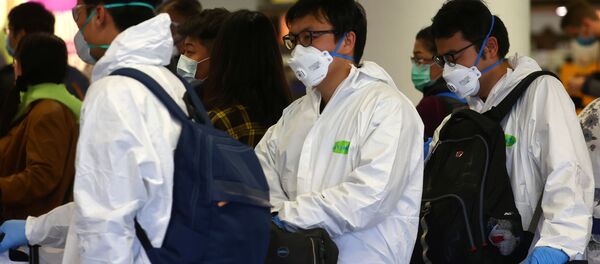 Пассажиры в защитных масках и костюмах ждут регистрации на рейс Air China - Sputnik Грузия