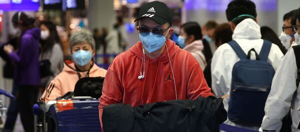 Пассажиры в защитных масках ожидают регистрации на рейс Air China в аэропорту Франкфурта, Германия - Sputnik Грузия