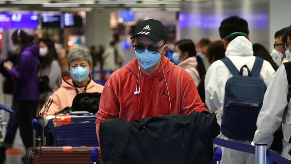 Пассажиры в защитных масках ожидают регистрации на рейс Air China в аэропорту Франкфурта, Германия - Sputnik Грузия