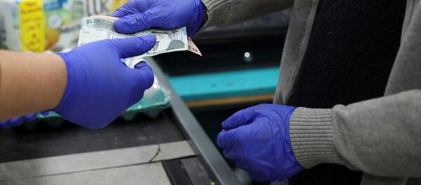 Кассир работает в маске и перчатках на фоне опасений, связанных с распространением коронавируса COVID-19 в торговом центре в Аммане, Иордания - Sputnik Грузия