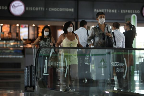 Аэропорт имени Жуселину Кубичека в столице Бразилии. Почти все пассажиры, которых можно тут встретить - в защитных масках - Sputnik Грузия