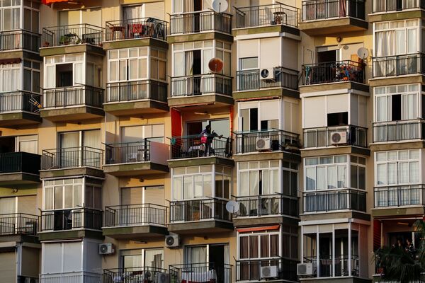 Покидать дома без особой надобности запрещено и в Испании. На фото - женщина упражняется на своем балконе в городе Торремолинос на юге Испании во время всеобщего карантина в рамках 15-дневного чрезвычайного положения для борьбы с коронавирусом  - Sputnik Грузия