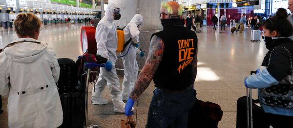 Служащие военного подразделения по чрезвычайным ситуациям (UME) в Малаге дезинфицируют международный аэропорт Малага-Коста-дель-Соль в Испании в рамках 15-дневного чрезвычайного положения для борьбы со вспышкой коронавируса - Sputnik Грузия