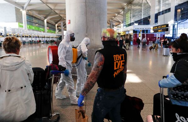 Служащие военного подразделения по чрезвычайным ситуациям (UME) в Малаге дезинфицируют международный аэропорт Малага-Коста-дель-Соль в Испании в рамках 15-дневного чрезвычайного положения для борьбы со вспышкой коронавируса - Sputnik Грузия
