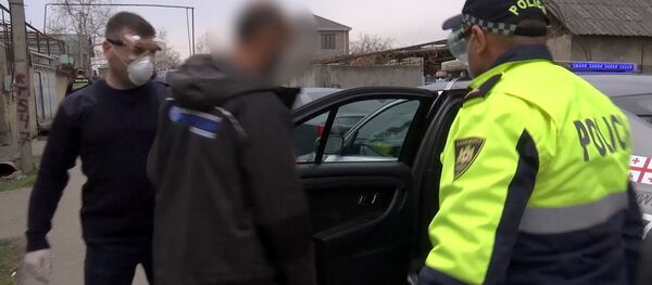 Полиция задерживает нарушителей режима самоизоляции. Борьба с коронавирусом в Грузии - Sputnik Грузия