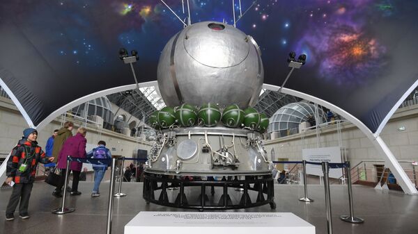 Макет космического корабля Восток представлен в павильоне Космос на ВДНХ в рамках мероприятий, посвященных Дню космонавтики. - Sputnik Грузия
