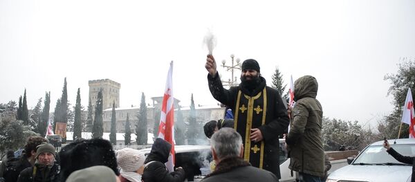 Церковь против коронавируса: священники на внедорожниках освятили улицы Тбилиси Церковь против коронавируса: священники на внедорожниках освятили улицы Тбилиси - Sputnik Грузия