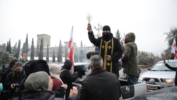 Церковь против коронавируса: священники на внедорожниках освятили улицы Тбилиси - Sputnik Грузия