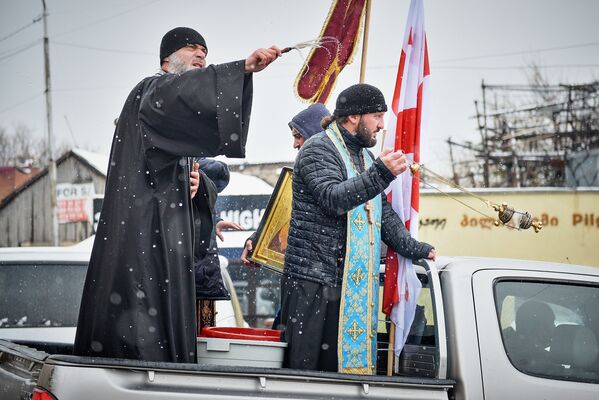 По дороге святые отцы окропляли всех святой водой и читали молитвы - Sputnik Грузия