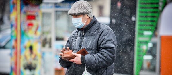 Пожилой мужчина в защитной маске идет по улице с покупками. В Грузии принимаются меры по борьбе с коронавирусом Пожилой мужчина в защитной маске идет по улице с покупками. В Грузии принимаются меры по борьбе с коронавирусом - Sputnik Грузия