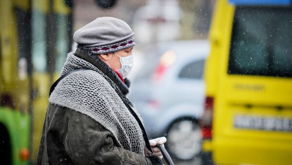 Пожилая женщина в защитной маске идет по улице. В Грузии принимаются меры по борьбе с коронавирусом - Sputnik Грузия