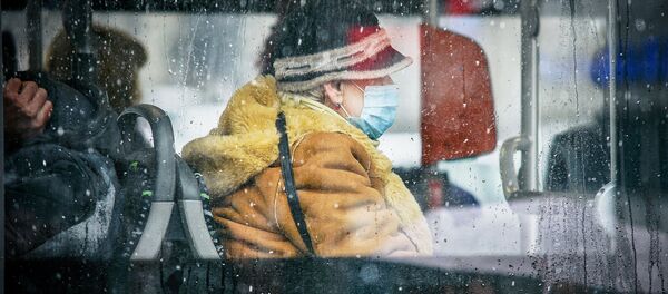 Женщина в защитной маске едет в автобусе. В Грузии принимаются меры по борьбе с коронавирусом - Sputnik Грузия