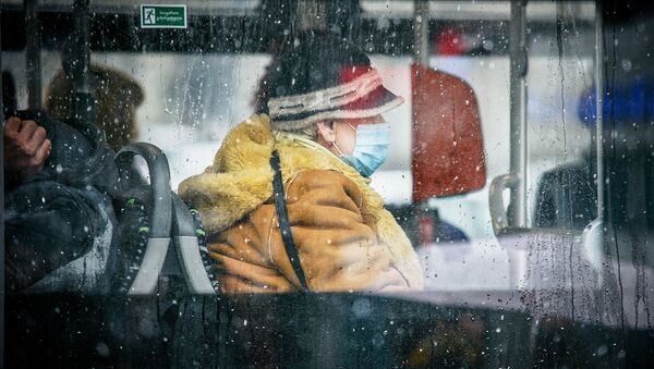 Женщина в защитной маске едет в автобусе. В Грузии принимаются меры по борьбе с коронавирусом - Sputnik Грузия