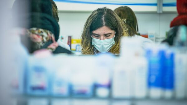 Девушка в защитной маске в аптеке. В Грузии принимаются меры по борьбе с коронавирусом - Sputnik Грузия