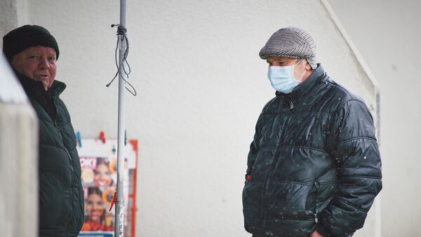 Пожилой мужчина в защитной маске. В Грузии принимаются меры по борьбе с коронавирусом - Sputnik Грузия