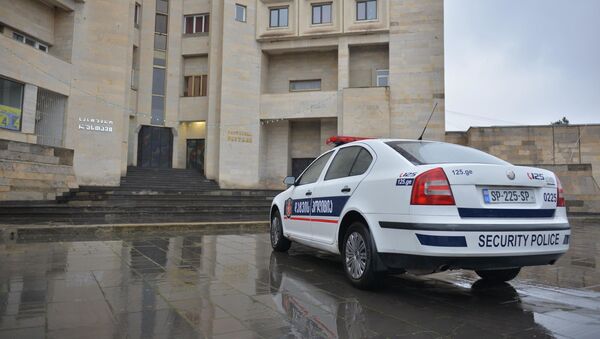 Машина охранной полиции у входа в гостиницу Рустави в которой находятся люди в изоляции в связи с эпидемией коронавируса - Sputnik Грузия