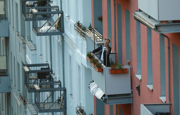 К акции присоединился и мужчина из Берлина, который сыграл на скрипке на балконе своего дома - Sputnik Грузия