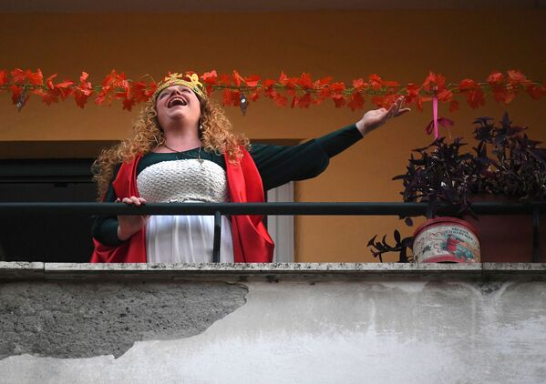 Женщина поет на балконе во время карантина в Риме - Sputnik Грузия