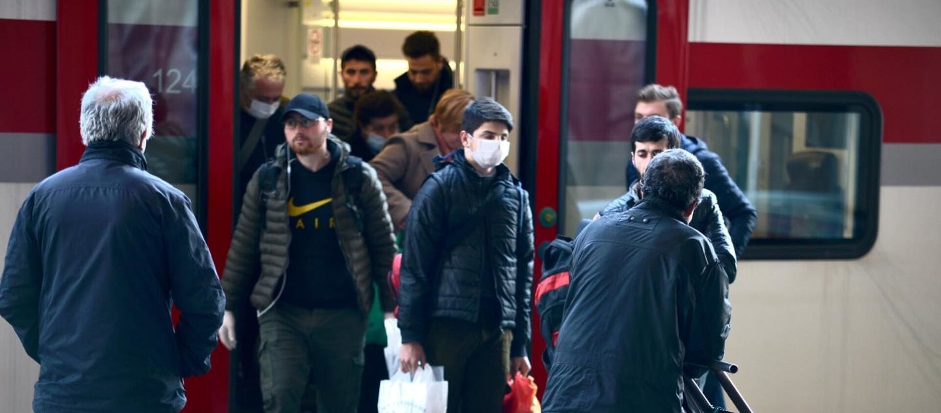 Люди в масках выходят из пассажирского поезда Stadler. В Грузии пытаются остановить распространение коронавируса - Sputnik Грузия, 1920, 26.02.2021
