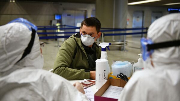 Медицинские работники проверяют состояние мужчины на наличие коронавируса  - Sputnik Грузия