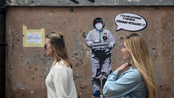 Девушки на фоне стены с граффити на тему коронавируса художника Laika в Риме - Sputnik Грузия