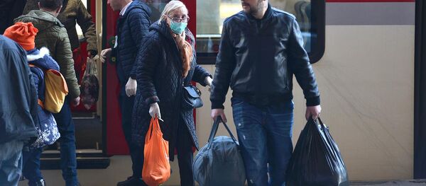 Люди в масках выходят из пассажирского поезда Stadler. В Грузии пытаются остановить распространение коронавируса - Sputnik Грузия
