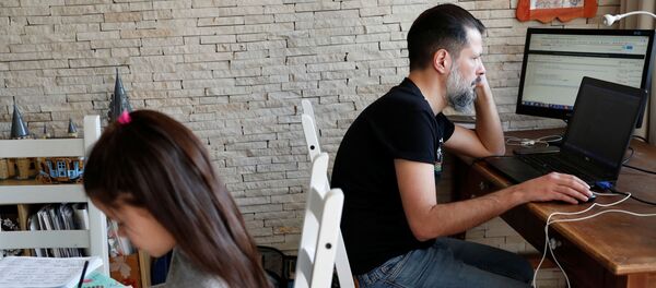 Мужчина работает по удаленному доступу во время карантина в связи с эпидемией коронавируса - Sputnik Грузия