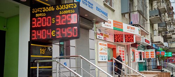 Обменный пункт. Женщина покупает доллары. Курс - 3.250 - Sputnik Грузия