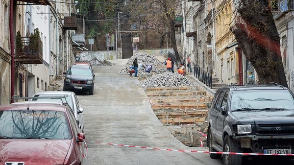 Рабочие чинят улицу в районе Сололаки. В Грузии введен режим ЧП из-за коронавируса - Sputnik Грузия