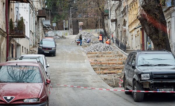 Кстати, что интересно - большинство строек в Тбилиси продолжает работу. Ведутся и ремонтные, и дорожные работы. Эти люди рискуют, но все равно трудятся - Sputnik Грузия