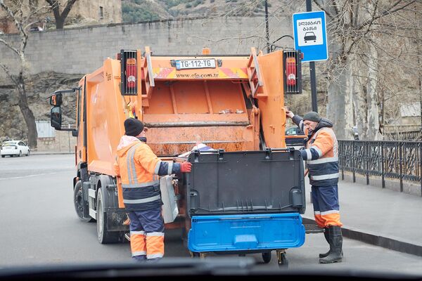 Хотя и сотрудники службы очистки города Тбилиси тоже без масок. Это фото было снято на площади Европы в субботу, вскоре после объявления режима чрезвычайного положения - Sputnik Грузия