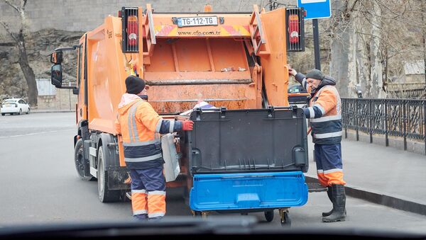 Сотрудники службы очистки опустошают мусорные баки на площади Европы в центре столицы. В Грузии введен режим ЧП из-за коронавируса - Sputnik Грузия