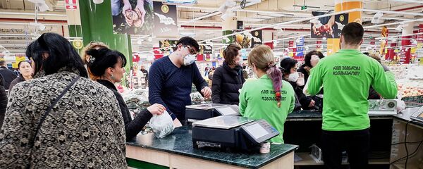 Покупатели в масках в супермаркете. Власти страны борются с коронавирусом - Sputnik Грузия