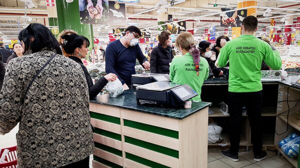 Покупатели в масках в супермаркете. Власти страны борются с коронавирусом - Sputnik Грузия