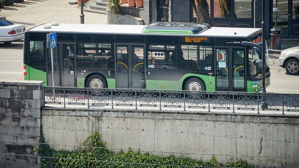 Почти пустой автобус едет днем по центру Тбилиси. Власти страны борются с коронавирусом. В Грузии введено чрезвычайное положение - Sputnik Грузия