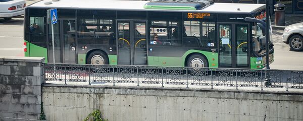 Почти пустой автобус едет днем по центру Тбилиси. Власти страны борются с коронавирусом. В Грузии введено чрезвычайное положение Почти пустой автобус едет днем по центру Тбилиси. Власти страны борются с коронавирусом. В Грузии введено чрезвычайное положение - Sputnik Грузия