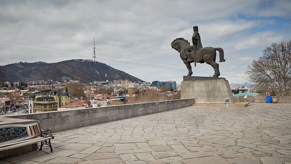 Пустая смотровая площадка у памятника Вахтанга Горгасали в Тбилиси. Власти страны борются с коронавирусом. В Грузии введено чрезвычайное положение - Sputnik Грузия