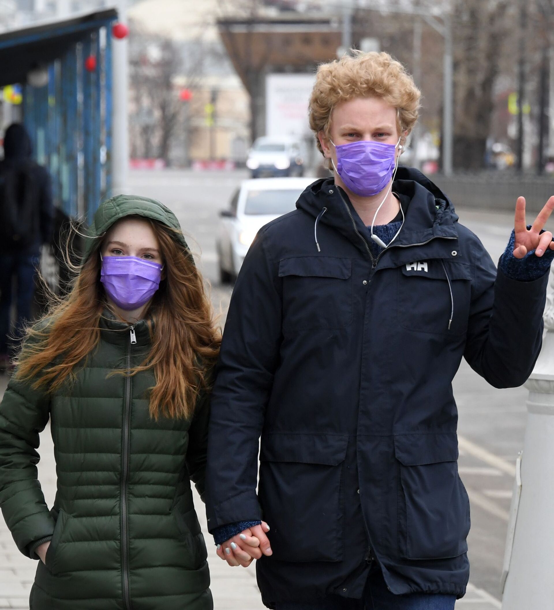 Спасет ли маска. Люди в масках от коронавируса в России на улице. Люди в масках на улице. Люди в масках Москва. Люди в масках на улице Москва.