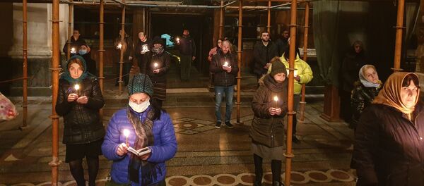 მორწმუნეები ტაძარში COVID 19-ის პანდემიის ფონზე  - Sputnik საქართველო